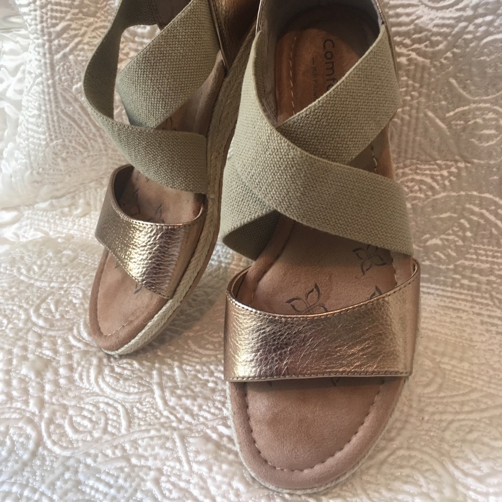 Comfortiva 7 Narrow gold leather wedge sandal